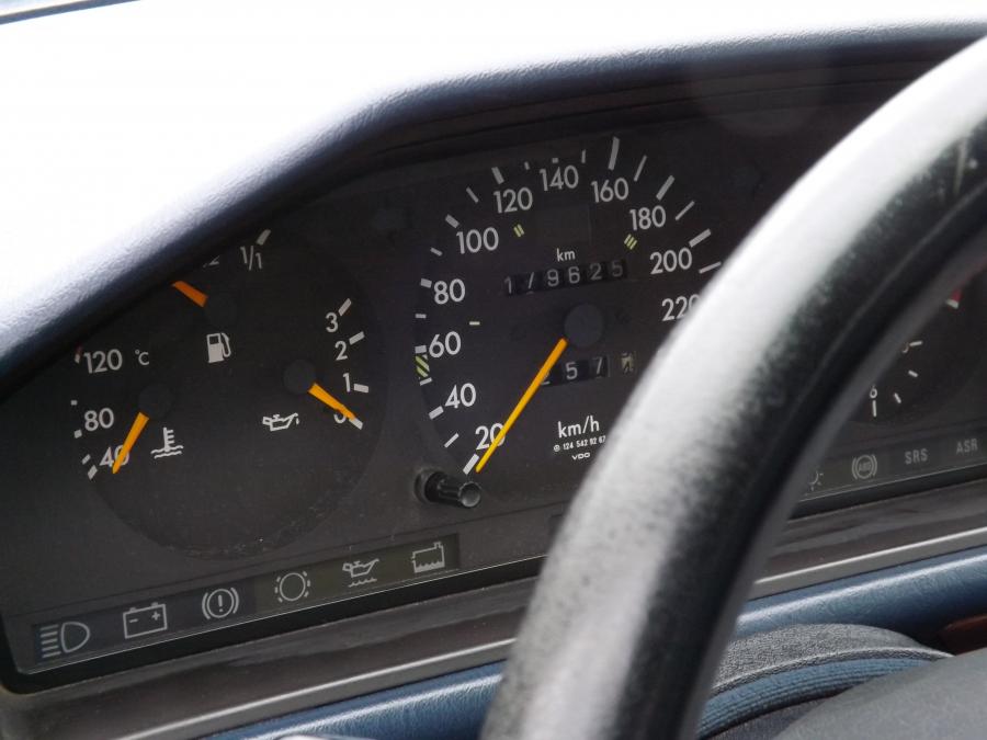 Панель приборов Mercedes-Benz 500E (W124) 1993 года  (фото 8 из 21)